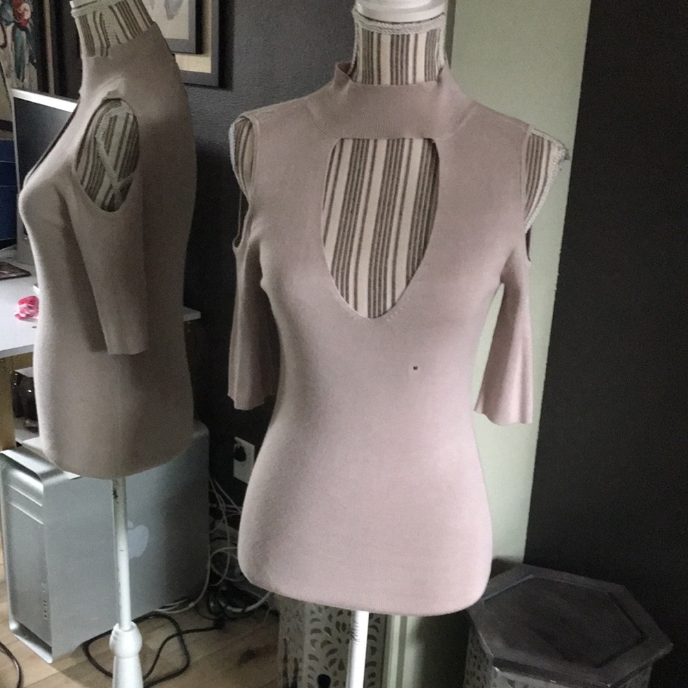 Express, lightweight sweater top, large keyhole front opening - Picture 2 of 8